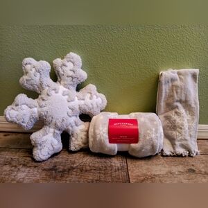 Wondershop White Snowflake Set. Throw Blanket, Sowflake Pillow Amd